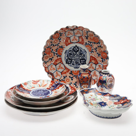 IMARI-PORSLIN, 8 delar, Japan, 18/1900-tal. på auktion hos Örebro Stadsauktioner