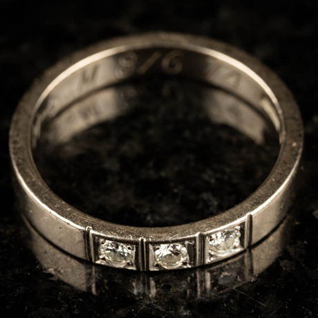 RING, Guld 18K, Besatt med tre briljantslipade diamanter, 1900-tal. på auktion hos Norrlands Auktionsverk