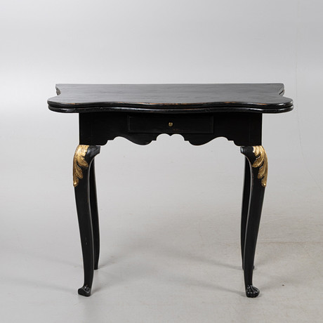SPELBORD, rokoko, svartmålad med bronserade detaljer, 1700-tal. på auktion hos Stockholms Auktionsverk Helsingborg