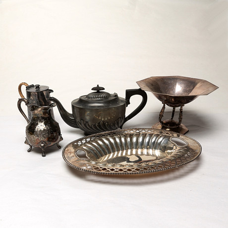 SAMLING NYSILVER och ELECTROPLATE, 5 delar. på auktion hos Kalmar Auktionsverk