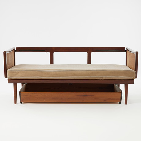 PETER HVIDT & ORLA MÖLGAARD-NIELSEN. Dagbädd, modell FD 451. France & Daverkosen, Danmark, 1960-tal. på auktion hos Stockholms Auktionsverk Magasin 5
