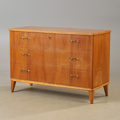 BYRÅ, 3-lådig, alm, Swedish modern, 1940-tal. på auktion hos Helsingborgs Auktionskammare