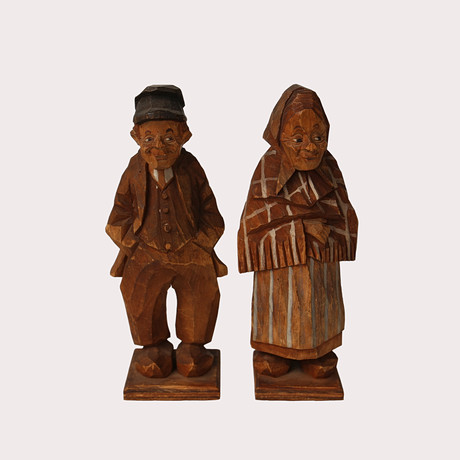 TRÄFIGURER, ett par, kvinna och man. bemålat trä. Signerade Axel J. Persson. Daterade år 1935. på auktion hos Limhamns Auktionsbyrå