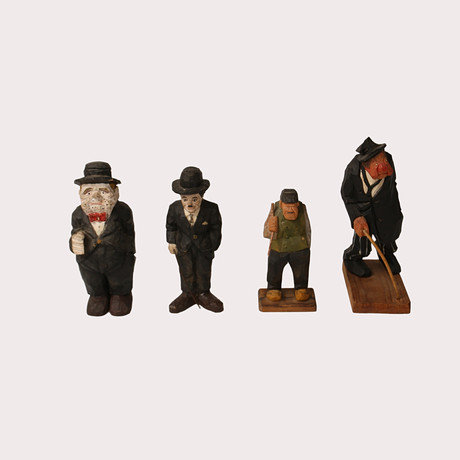 TRÄFIGURER 4 st., mansgestalter, bemålade, en är påfallande lik Charlie Chaplin. Bonde signerad Nils Gunnarsso på auktion hos Limhamns Auktionsbyrå