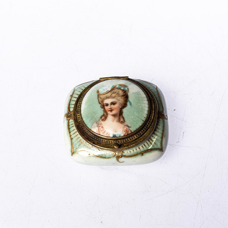 PUDERDOSA, med porträtt, 1800-tal. på auktion hos Handelslagret Auktionsservice