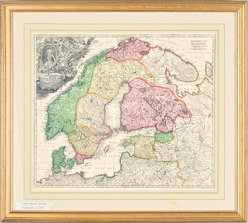 KARTA. Johan Babtist Homan, "Scandinavia complectens Sueciae, Daniae, Norvegia Regna", kolorerat kopparstick, på auktion hos Uppsala Auktionskammare