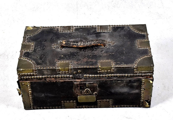 SKRIN/KOFFERT, läderklätt trä med mässingbeslag, USA, 1800-talets mitt. på auktion hos Halmstads Auktionskammare