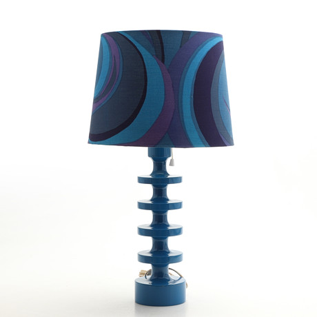 UNO & ÖSTEN KRISTIANSSON. BORDSLAMPA, "Flens", Luxus, Vittsjö. på auktion hos Crafoord Auktioner Malmö