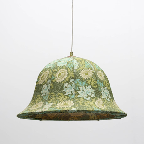 TAKLAMPA/PENDEL, textil med floral dekor, 1970/80-tal. på auktion hos Auktionsmagasinet Vänersborg