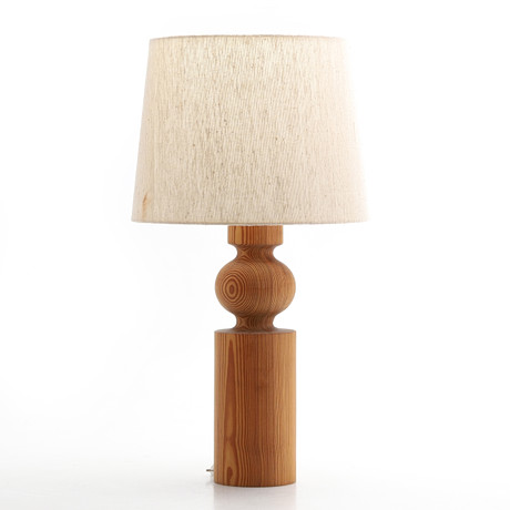 UNO & ÖSTEN KRISTIANSSON. BORDSLAMPA, furu, Luxus, Vittsjö. på auktion hos Crafoord Auktioner Malmö