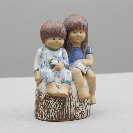 LISA LARSON. Figurin, stengods, "Syskon", K-studio Gustavsberg. på auktion hos Södermanlands Auktionsverk