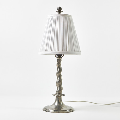 HARALD NOTINI. Bordslampa, Arvid Böhlmarks Lampfabrik, 1920-tal, modell 6891, hamrat tenn. på auktion hos Stockholms Auktionsverk Magasin 5