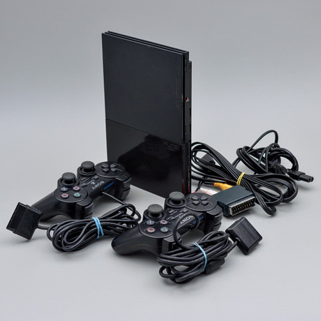 SONY PS2, PLAYSTATION 2, SLIM EDITION, PAL, MODELL SCPH-90004 SAMT TVÅ KONTROLLER. på auktion hos Auktionskammaren Sydost Kalmar