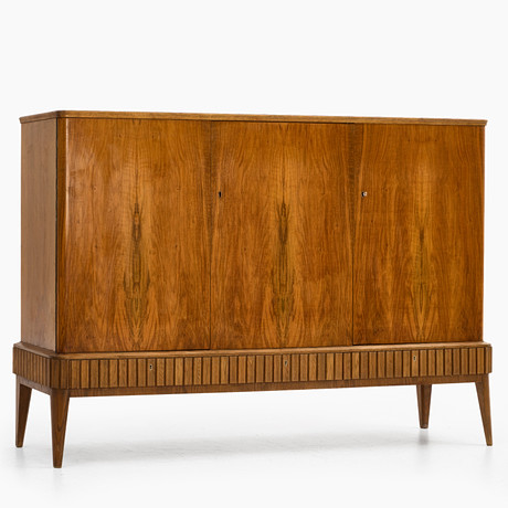 SKÅP, Swedish Modern, 1930/40-tal. Fanerat i valnöt och ek. på auktion hos Crafoord Auktioner Stockholm