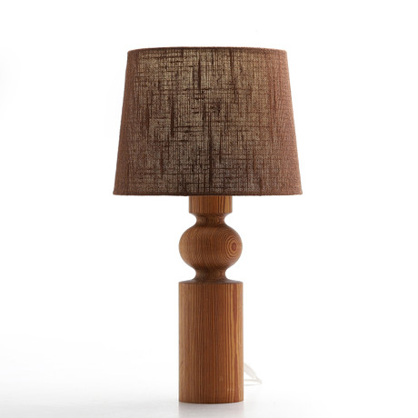 UNO & ÖSTEN KRISTIANSSON. BORDSLAMPA, furu, Luxus, Vittsjö. på auktion hos Crafoord Auktioner Malmö