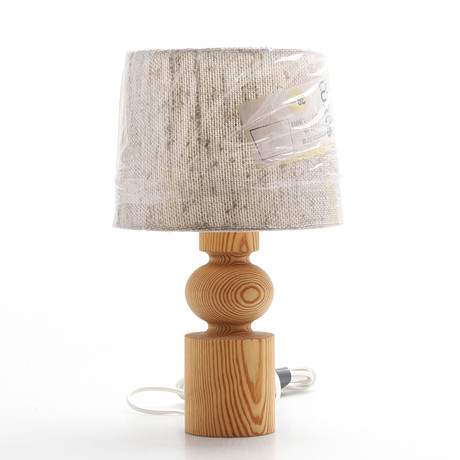 UNO & ÖSTEN KRISTIANSSON. BORDSLAMPA, furu, Luxus, Vittsjö. på auktion hos Crafoord Auktioner Malmö