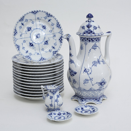 MUSSELMALET, 18 delar, helblond, kaffekanna, gräddsnipa samt assietter, Royal Copenhagen. på auktion hos Auktionshuset Thelin & Johansson
