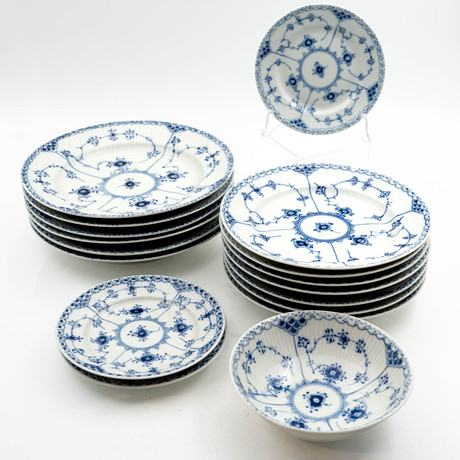 ROYAL COPENHAGEN, Servis, "Musselmalet" 17 delar, Danmark. på auktion hos Norrlands Auktionsverk