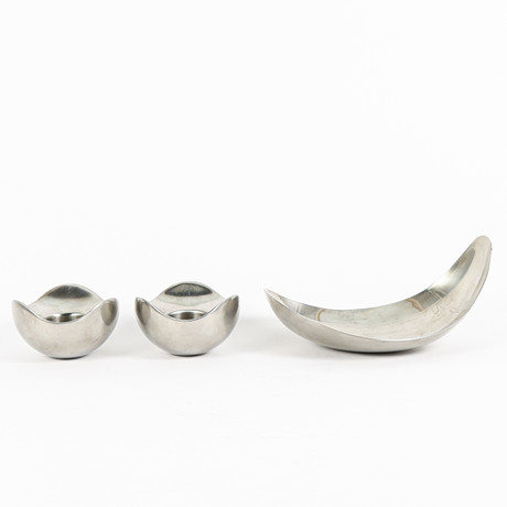 LJUSSTAKAR/LJUSLYKTOR samt SKÅL, 3 delar, rostfritt stål, Georg Jensen, Danmark. på auktion hos Karlstad Hammarö Auktionsverk