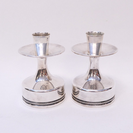 ERIC LÖFMAN. LJUSSTAKAR, ETT PAR, SILVER. på auktion hos Björnssons Auktionskammare