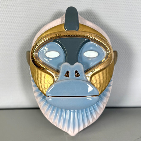 ELENA SALMISTRARO (Italien, född 1983). Väggskulptur, ”Primates Brazza”, Bosa, Italien, i originalbox. på auktion hos Skandia Auktion