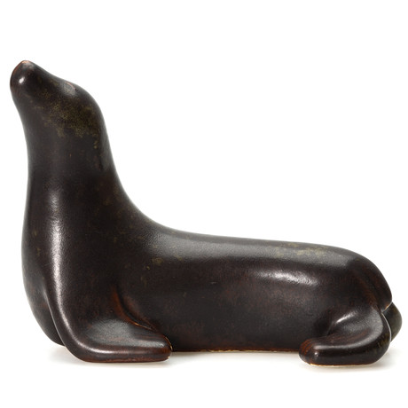 GUNNAR NYLUND. Figurin, stengods, "Säl", monogramsignerad, Rörstrand. på auktion hos Auktionsmagasinet Vänersborg