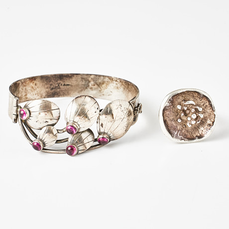 RING, stämplad Stigbert, brutalistisk stil, ARMRING, silver, mittparti med bladformationer med dekor av rosarö på auktion hos Stockholms Auktionsverk Magasin 5