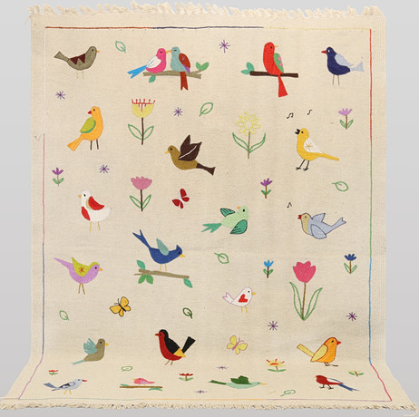 ORIENTMATTA, kelim, handvävd, figural, handbroderat mönster med fåglar, ull på ullvarp, ca 198x147 cm. på auktion hos Skandia Auktion