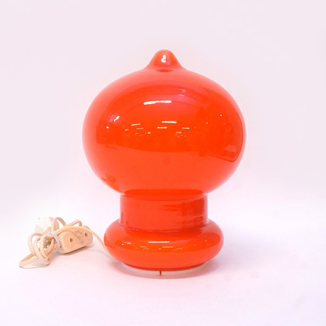 BORDSLAMPA. ORANGE GLASKUPA. 1980/90-TAL. på auktion hos Björnssons Auktionskammare