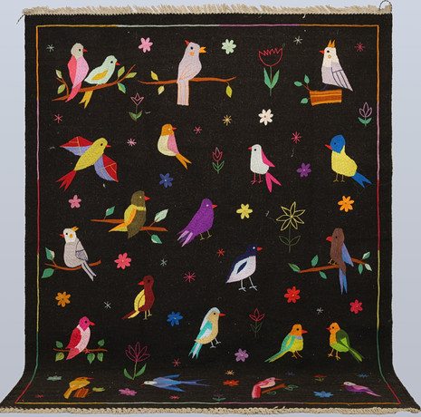 ORIENTMATTA, kelim, handvävd, figural, handbroderat mönster av fåglar, ull på ullvarp, ca 221x175 cm. på auktion hos Skandia Auktion