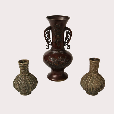VAS, brons, Japan, Meiji (1868-1912), samt Vaser 2 snarlika mindre, Asien. Totalt 3 delar. på auktion hos Limhamns Auktionsbyrå