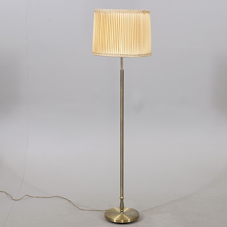 GOLVLAMPA, mässing, 1950-tal. på auktion hos Växjö Auktionskammare