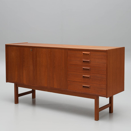 SIDEBOARD, fanerad i teak, 1950/60-tal. på auktion hos Auktionsmagasinet Vänersborg