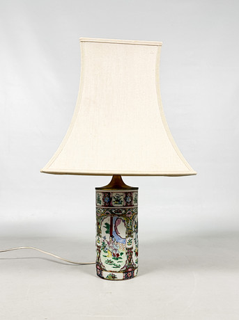 BORDSLAMPA, porslin, Kina, 1900-tal. på auktion hos Auktionshuset STO Bohuslän