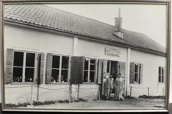 INRAMAT FOTO, E . G Wirsäll Manufaktur - speceri & diversehandel. på auktion hos Falun Auktionsbyrå