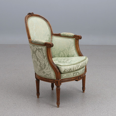 BARNFÅTÖLJ. Valnöt med textilklädsel. Gustaviansk stil, 1900-tal. på auktion hos Skånes Auktionsverk