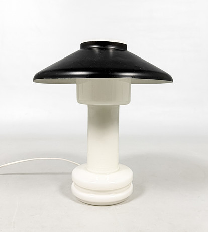 BORDSLAMPA, glas, lackerad plåt, modell A/A 81, 1900-tal. på auktion hos Auktionshuset STO Bohuslän