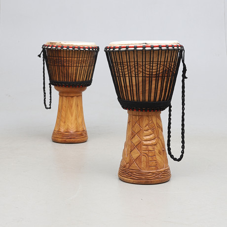 TRUMMA, 2 st, "Djembe", Afrika, 1900-tal. på auktion hos Gomér & Andersson Norrköping