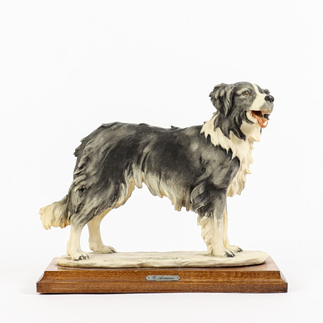 GIUSEPPE ARMANI. Skulptur, konstmassa. hund, Florence, 1983. på auktion hos Karlstad Hammarö Auktionsverk
