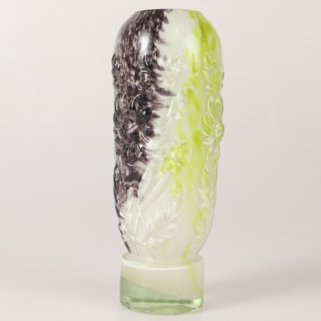 VAS, glas med dekor av blommor, 1900-tal. på auktion hos Helsingborgs Auktionskammare