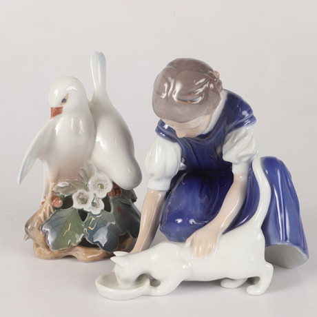 FIGURINER, 2 stycken, porslin, Bing & gröndahl och Royal Copenhagen, Danmark. på auktion hos Helsingborgs Auktionskammare