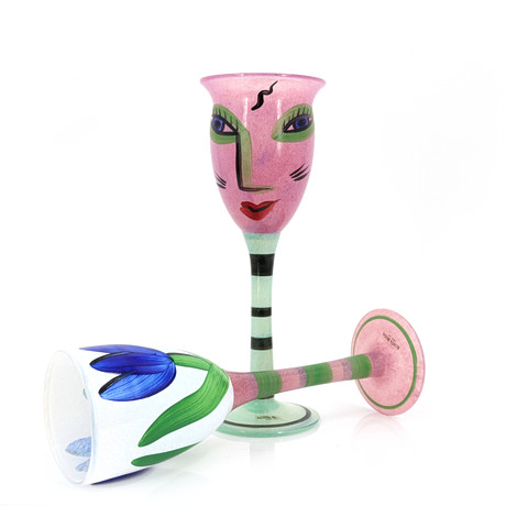 ULRICA HYDMAN-VALLIEN. Pokalglas, 2 st, "Tulipa" och "Open Minds", bemålat glas, signerade, Kosta Boda. på auktion hos Höganäs Auktionsverk