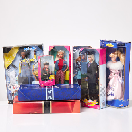MATTEL, Barbie, 8 st, i originallådor, 1990-tal. på auktion hos Stockholms Auktionsverk Sickla