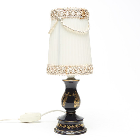 BORDSLAMPA, porslin, Italien. på auktion hos Kalmar Auktionsverk