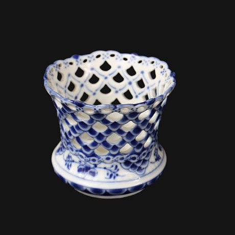 VAS, porslin, "Musselmalet helblond", 1/1015, Royal copenhagen, Danmark. på auktion hos Limhamns Auktionsbyrå