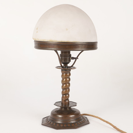 BORDSLAMPA, patinerad mässing och glas, jugend. på auktion hos Helsingborgs Auktionskammare