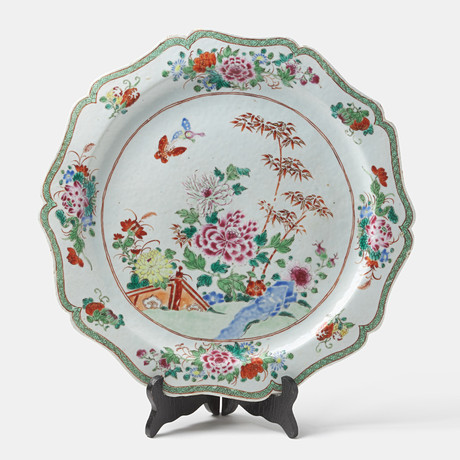 FAT. Famille verte, Qianlong (1736-95), konturerat brätte. på auktion hos Stockholms Auktionsverk Sickla