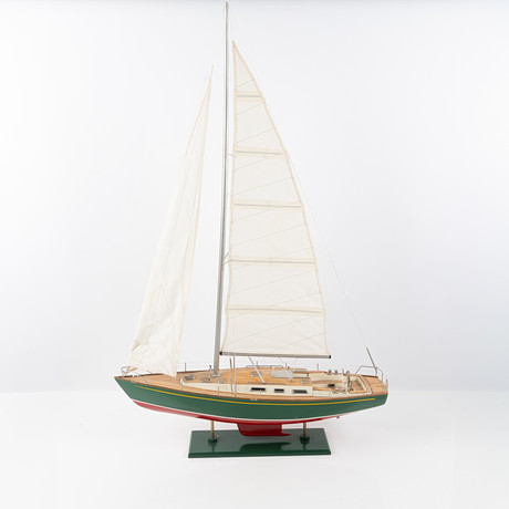 POND YACHT, seglande modell, föreställande "Omega", bemålat köl, sydda segel, 1900-tal. på auktion hos Stockholms Auktionsverk Helsingborg