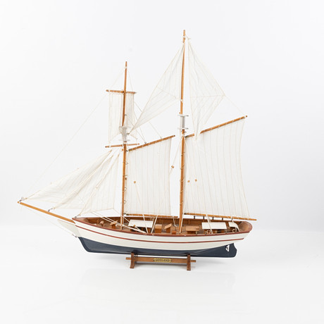 POND YACHT, seglande modell, 2-mastad, bemålat köl, sydda segel, 1900-tal. på auktion hos Stockholms Auktionsverk Helsingborg