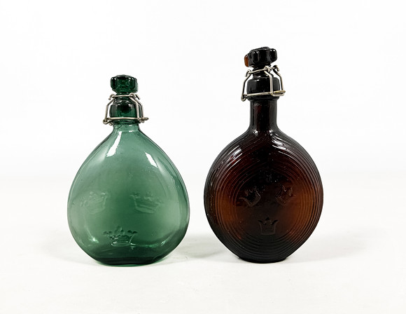 MILITÄRFLASKOR, 2 st, glas, 1900-tal. på auktion hos Auktionshuset STO Bohuslän